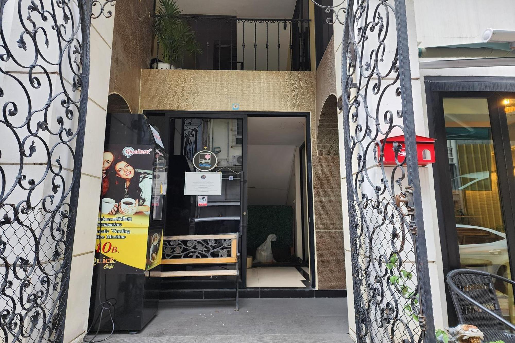 Bnb98 Silom Hotel Bangkok Exterior photo